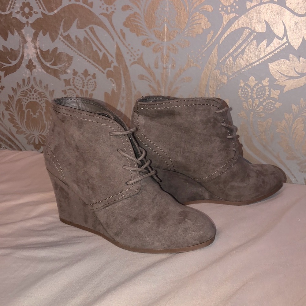 💙 Size 6 Arizona brand wedge booties